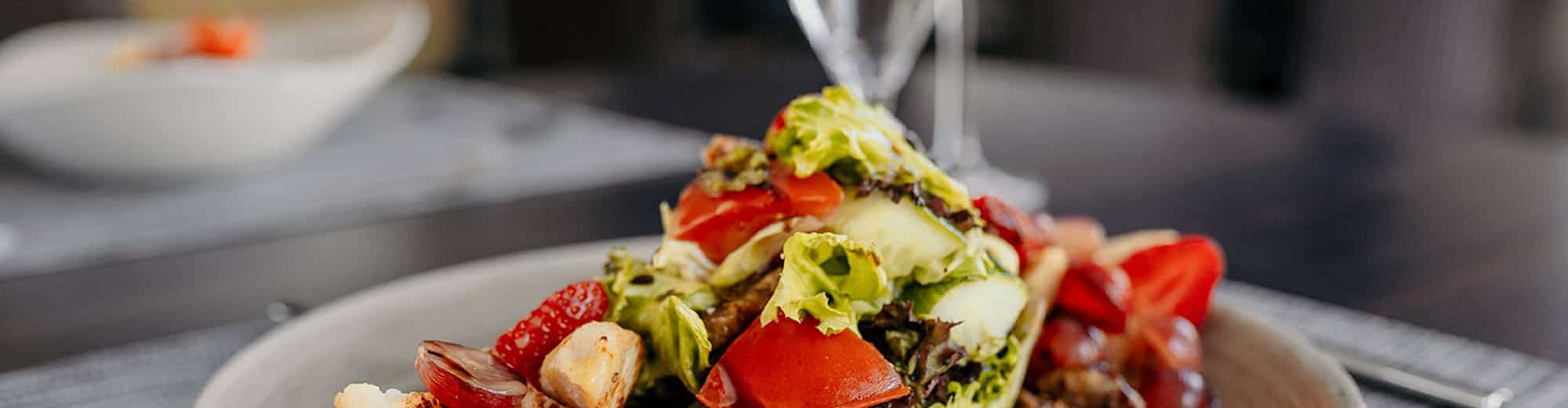 طبق واحد على الطاولة