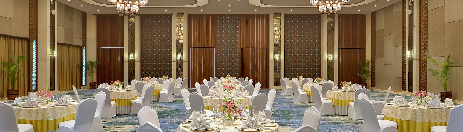 Gift City Club, a member of Radisson Individuals - मीटिंग रूम बैंक्विट का सेट-अप