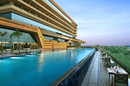 Gift City Club, a member of Radisson Individuals - पूल