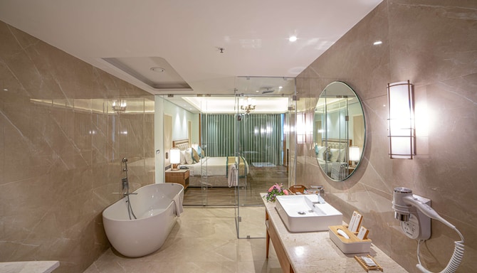 Gift City Club, a member of Radisson Individuals - Presidential Suite bathroom