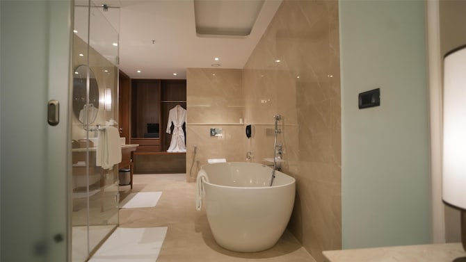 Gift City Club, a member of Radisson Individuals - Presidential Suite Bathroom