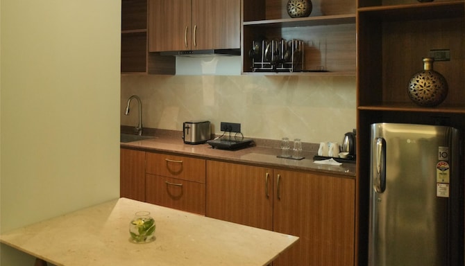 Gift City Club, a member of Radisson Individuals - Studio Suite Kitchen
