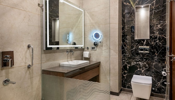 Glenview Resort Kasauli, a member of Radisson Individuals - Executive Room with valley view bathroom