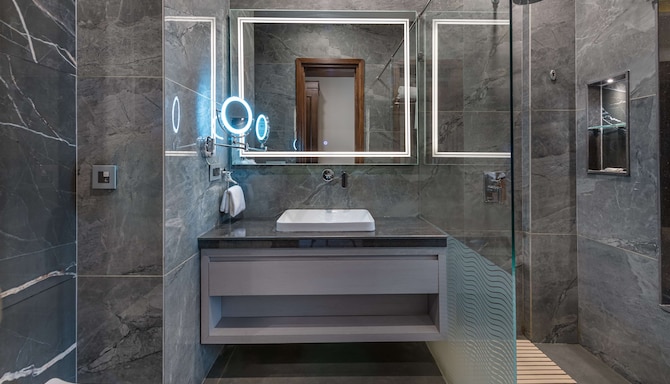 Glenview Resort Kasauli, a member of Radisson Individuals - Executive Room with valley view bathroom