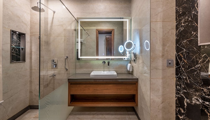 Glenview Resort Kasauli, a member of Radisson Individuals - Executive Room with valley view bathroom