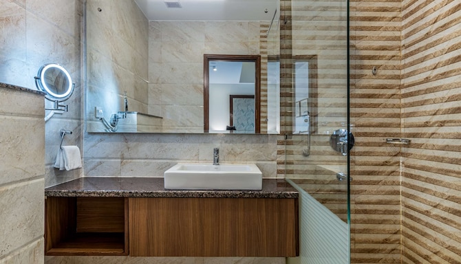 Glenview Resort Kasauli, a member of Radisson Individuals - Superior Room bathroom
