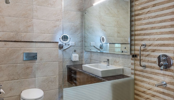 Glenview Resort Kasauli, a member of Radisson Individuals - Superior Room bathroom