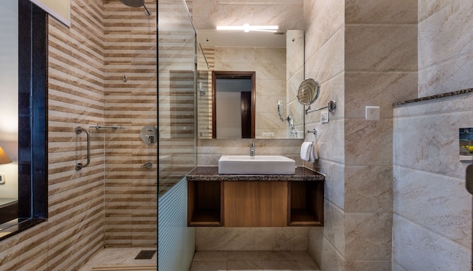 Glenview Resort Kasauli, a member of Radisson Individuals - Deluxe Room with valley view bathroom