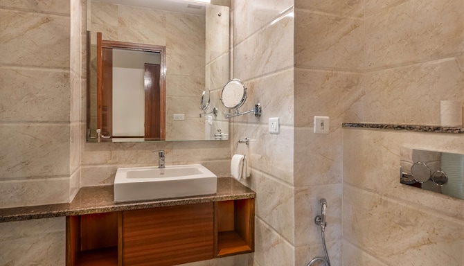 Glenview Resort Kasauli, a member of Radisson Individuals - Deluxe Room with valley view bathroom