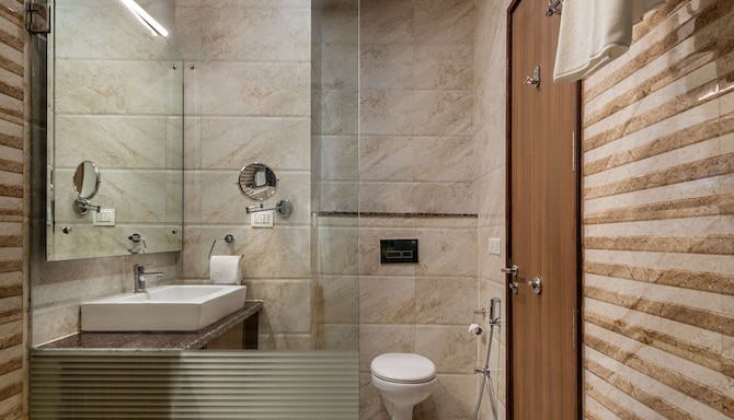 Glenview Resort Kasauli, a member of Radisson Individuals - Deluxe Room with valley view bathroom