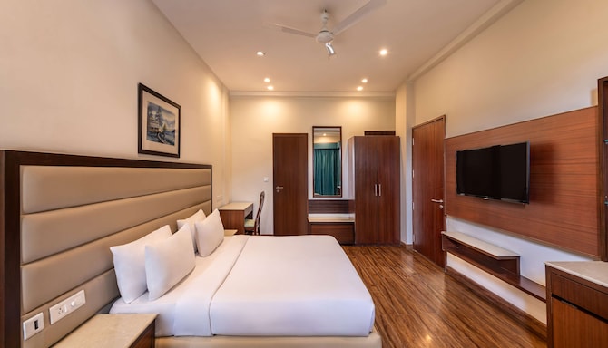 Glenview Resort Kasauli, a member of Radisson Individuals - Deluxe Room with pool & valley view
