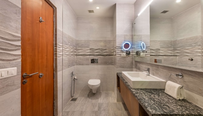 Glenview Resort Kasauli, a member of Radisson Individuals - Executive Suite with valley view bathroom