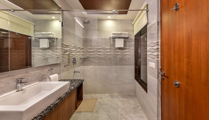 Glenview Resort Kasauli, a member of Radisson Individuals - Executive Suite with valley view bathroom
