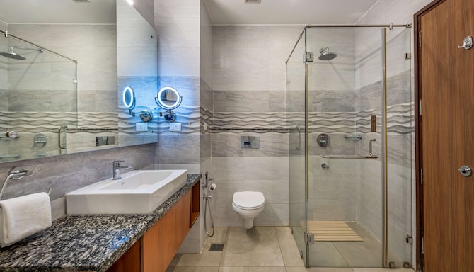 Glenview Resort Kasauli, a member of Radisson Individuals - Executive Suite with valley view bathroom