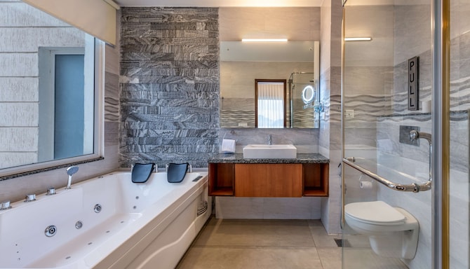 Glenview Resort Kasauli, a member of Radisson Individuals - Executive Suite with valley view bathroom