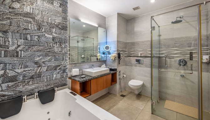 Glenview Resort Kasauli, a member of Radisson Individuals - Executive Suite with valley view bathroom