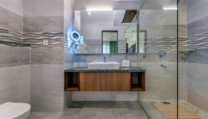 Glenview Resort Kasauli, a member of Radisson Individuals - Executive Suite with valley view bathroom