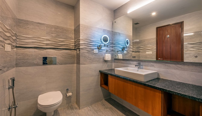 Glenview Resort Kasauli, a member of Radisson Individuals - Family Suite with valley view bathroom