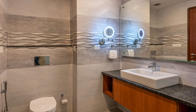 Glenview Resort Kasauli, a member of Radisson Individuals - Family Suite with valley view bathroom