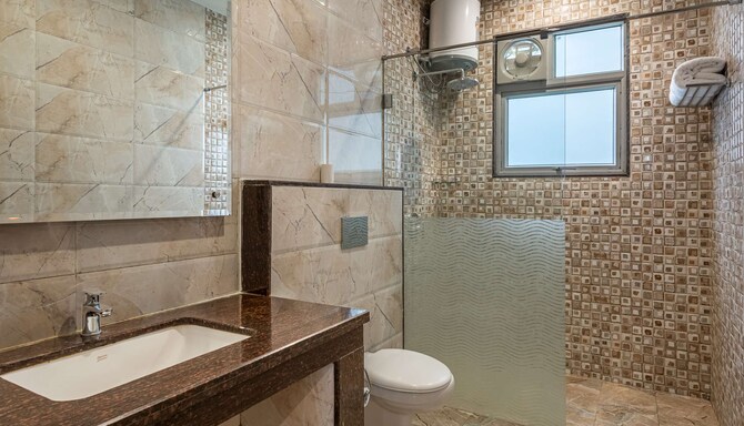 Glenview Resort Kasauli, a member of Radisson Individuals - Villa Room with valley view bathroom
