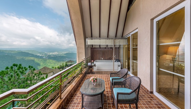Glenview Resort Kasauli, a member of Radisson Individuals - Executive Suite with valley view balcony