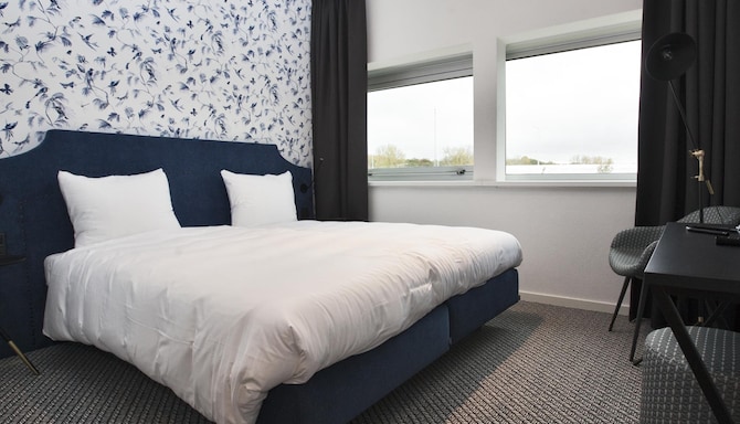 Golden Tulip Louvre Brand - CARD SLIDER