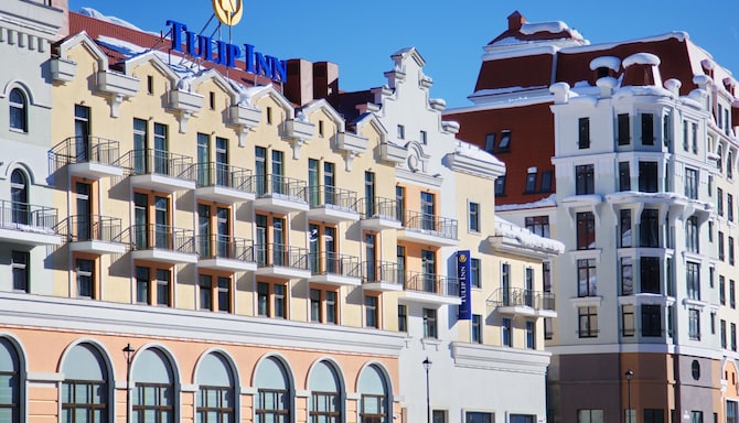 Golden Tulip Louvre Brand - CARD SLIDER