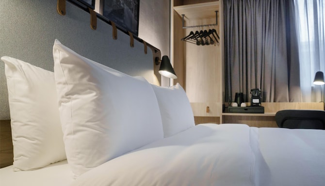 Golden Tulip Louvre Brand - CARD SLIDER BRILLIANT BAISCS