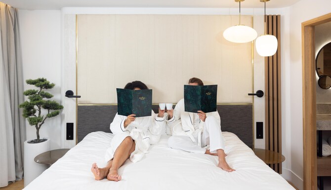 Golden Tulip Louvre Brand - CARD SLIDER