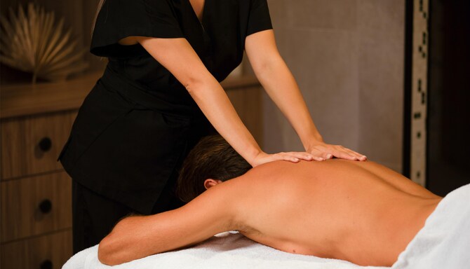 Golden Tulip Louvre Brand - CARD SLIDER