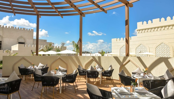 Golden Tulip Louvre Brand - MULTIMEDIA BLOCK