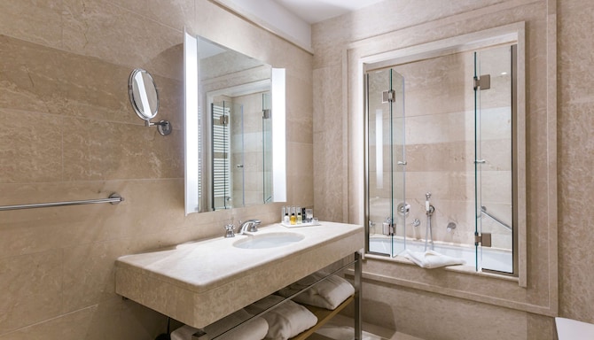 Grand Hotel Savoia Cortina d'Ampezzo, A Radisson Collection Hotel - Collection Room bathroom