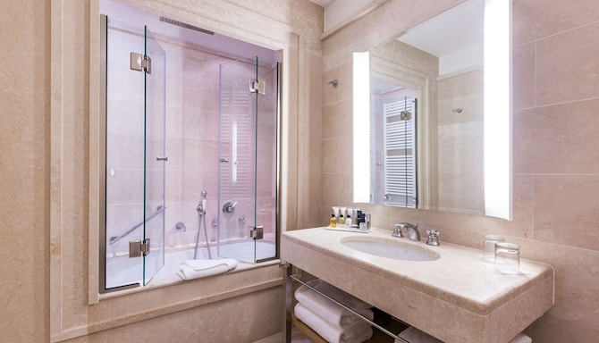 Grand Hotel Savoia Cortina d'Ampezzo, A Radisson Collection Hotel - Premium Room bathroom