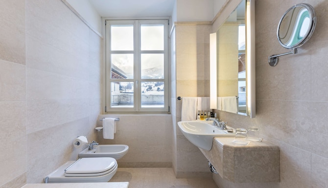 Grand Hotel Savoia Cortina d'Ampezzo, A Radisson Collection Hotel - Superior Room bathroom