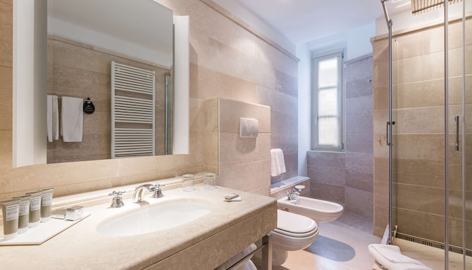 Grand Hotel Savoia Cortina d'Ampezzo, A Radisson Collection Hotel - Guest room bathroom