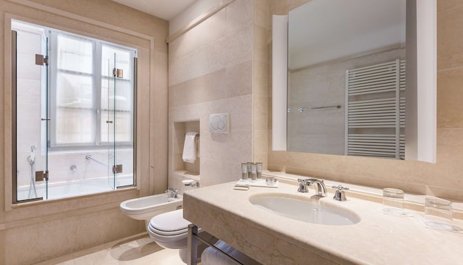 Grand Hotel Savoia Cortina d'Ampezzo, A Radisson Collection Hotel - Premium Room bathroom