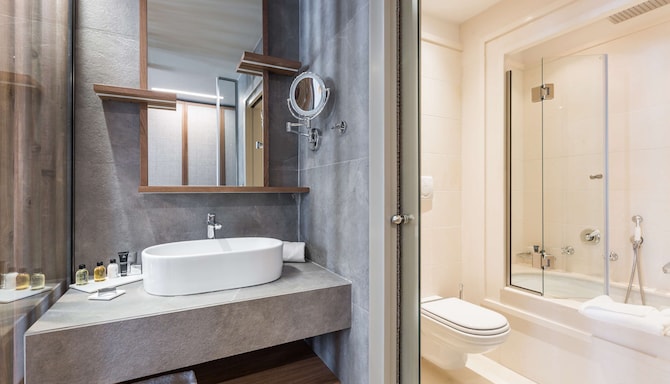 Grand Hotel Savoia Cortina d'Ampezzo, A Radisson Collection Hotel - Guest room bathroom