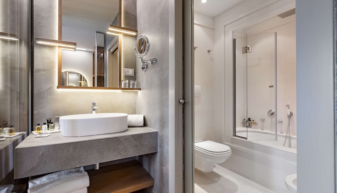 Grand Hotel Savoia Cortina d'Ampezzo, A Radisson Collection Hotel - Superior Room bathroom