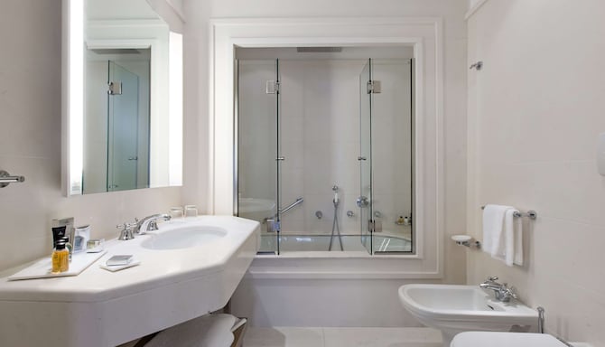 Grand Hotel Savoia Cortina d'Ampezzo, A Radisson Collection Hotel - Premium Room bathroom