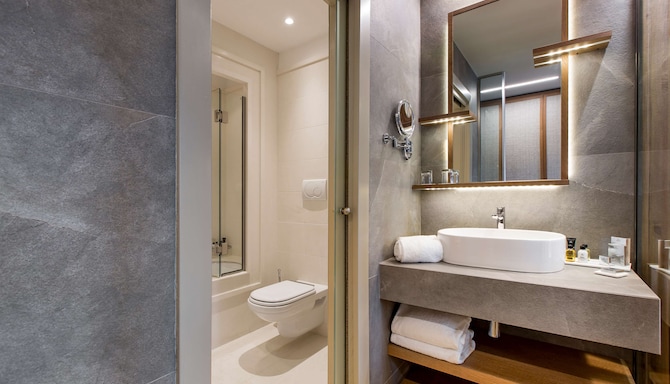 Grand Hotel Savoia Cortina d'Ampezzo, A Radisson Collection Hotel - Superior Room bathroom