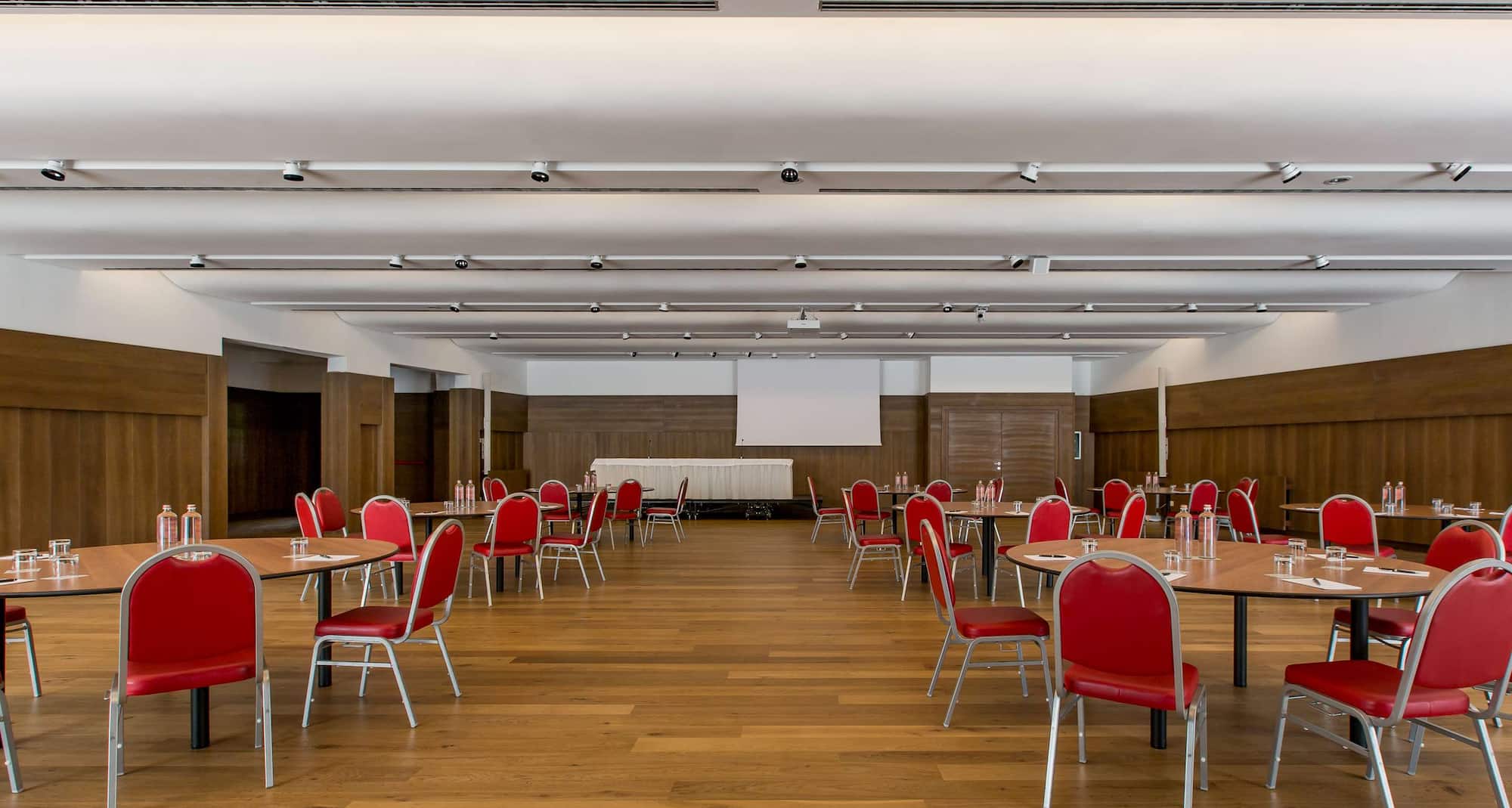 Grand Hotel Savoia Cortina d'Ampezzo, A Radisson Collection Hotel - Sala riunioni Dolomia allestita con tavoli rotondi