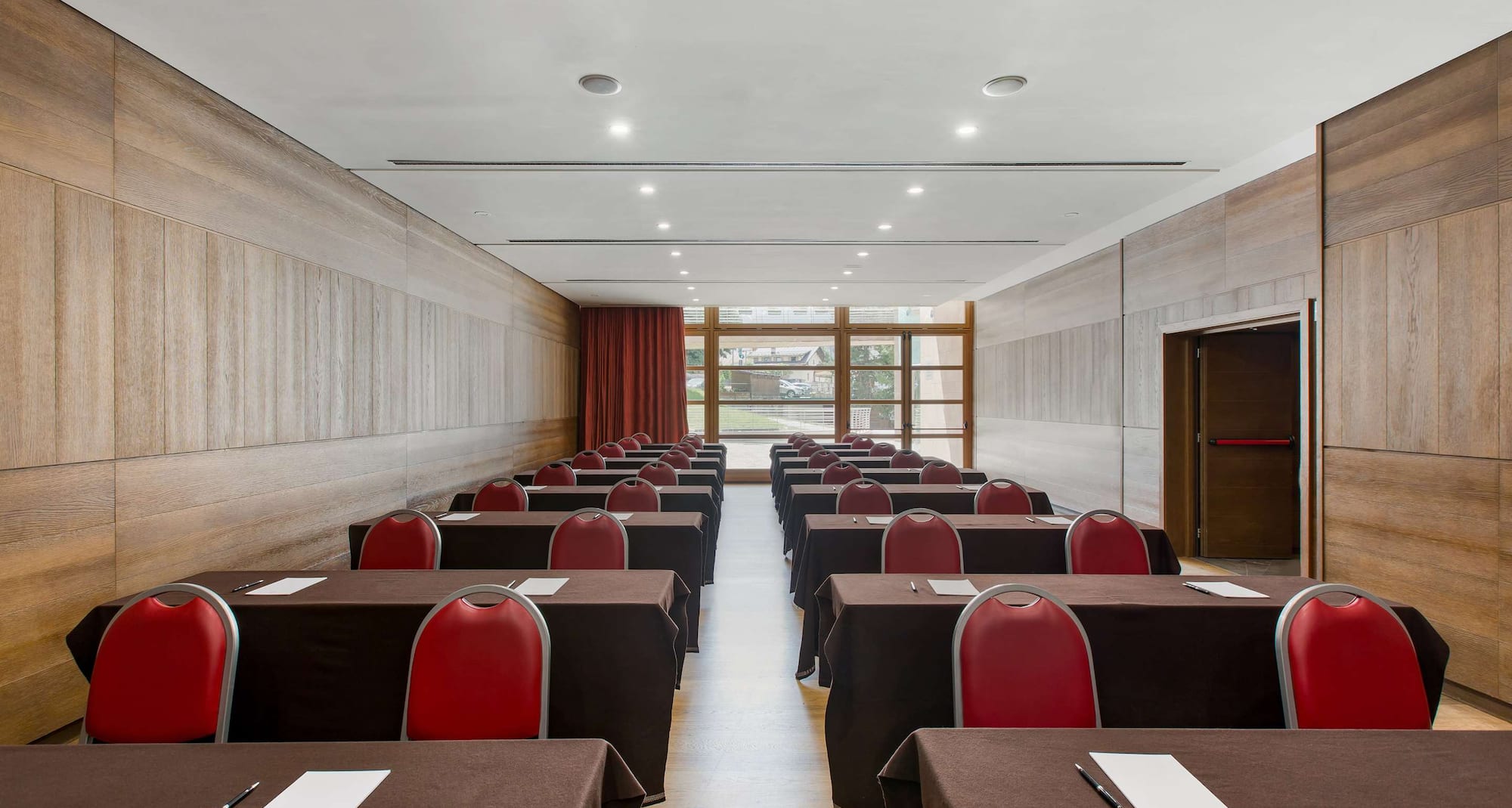 Grand Hotel Savoia Cortina d'Ampezzo, A Radisson Collection Hotel - Sala riunioni allestita a banchi di scuola