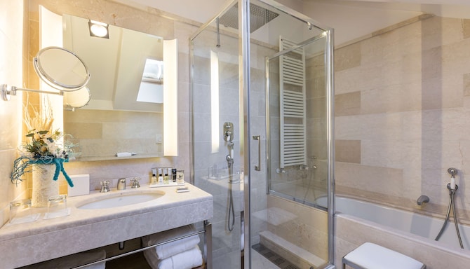 Grand Hotel Savoia Cortina d'Ampezzo, A Radisson Collection Hotel - Royal Suite bathroom