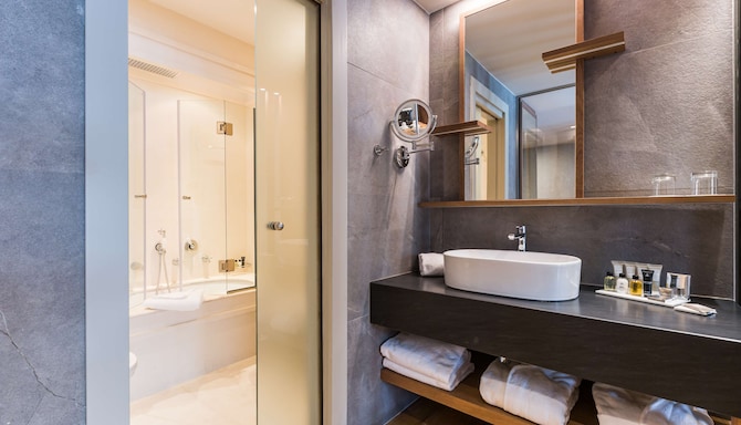 Grand Hotel Savoia Cortina d'Ampezzo, A Radisson Collection Hotel - Suite bathroom