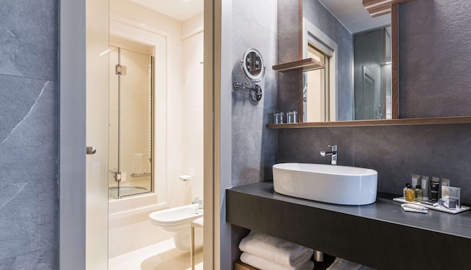 Grand Hotel Savoia Cortina d'Ampezzo, A Radisson Collection Hotel - Suite bathroom