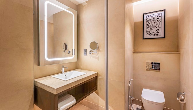 Grand Mirage Dhanbad, a member of Radisson Individuals - Deluxe Room bathroom