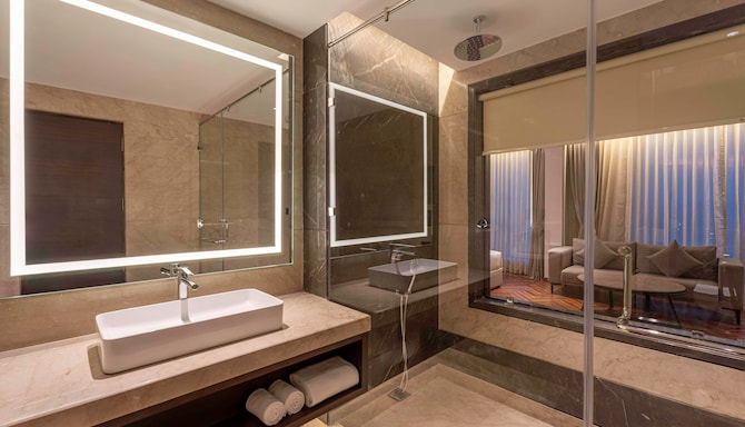Grand Mirage Dhanbad, a member of Radisson Individuals - Premium Suite Bathroom