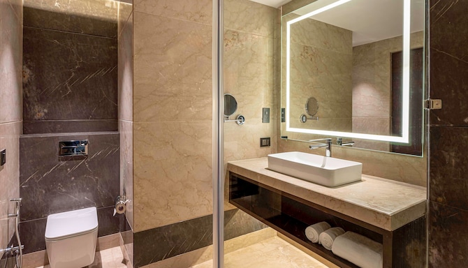 Grand Mirage Dhanbad, a member of Radisson Individuals - Executive Suite Bathroom
