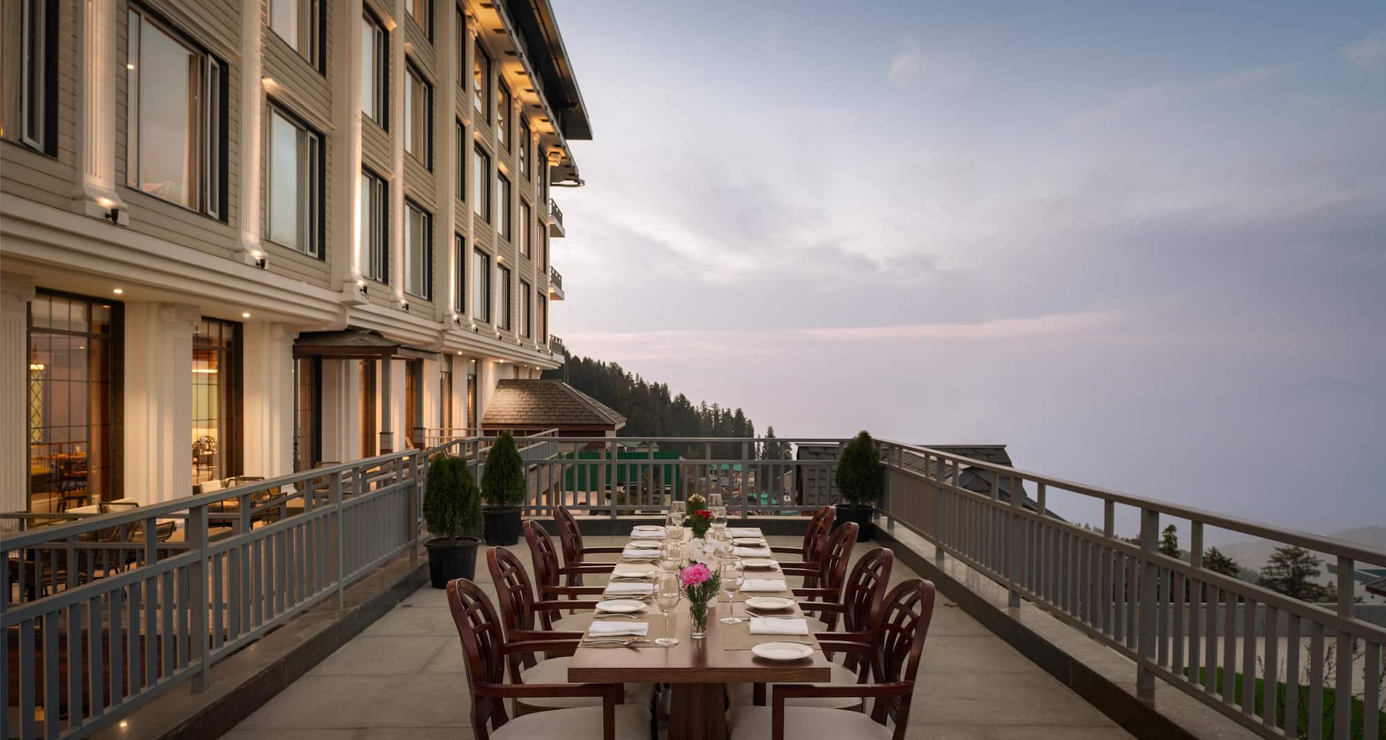 Greenberry Resort Narkanda, a member of Radisson Individuals Premier - Three Peaks Restaurant dining