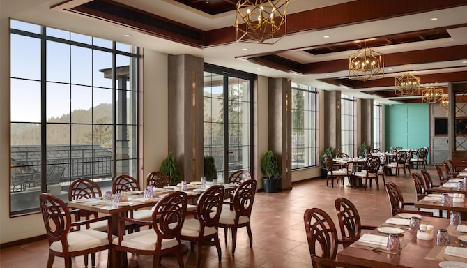Greenberry Resort Narkanda, a member of Radisson Individuals Premier - Three Peaks Restaurant View